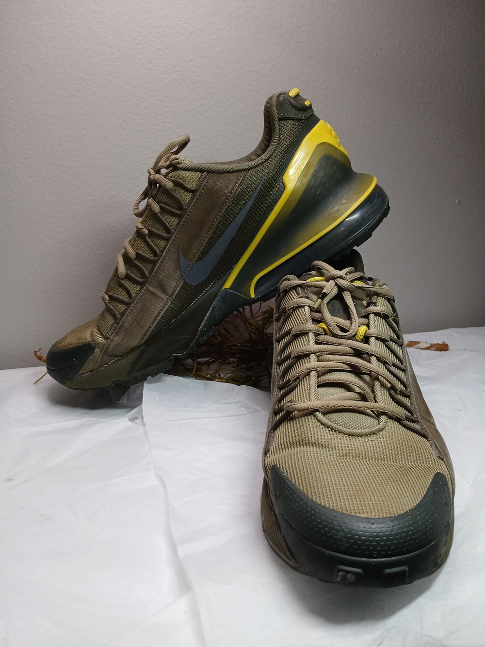 Nike Air Max Sneakers Mens Sz 11 Olive Green Yellow Heel Accents *Need Cleaned*
